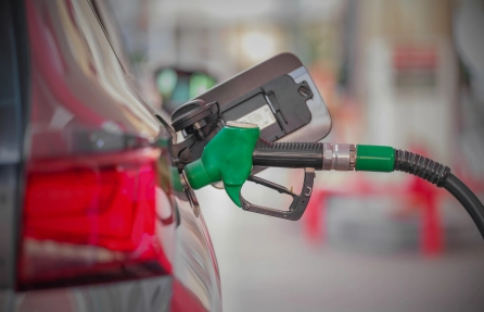 Surtidor despachando combustible a un vehículo en un grifo